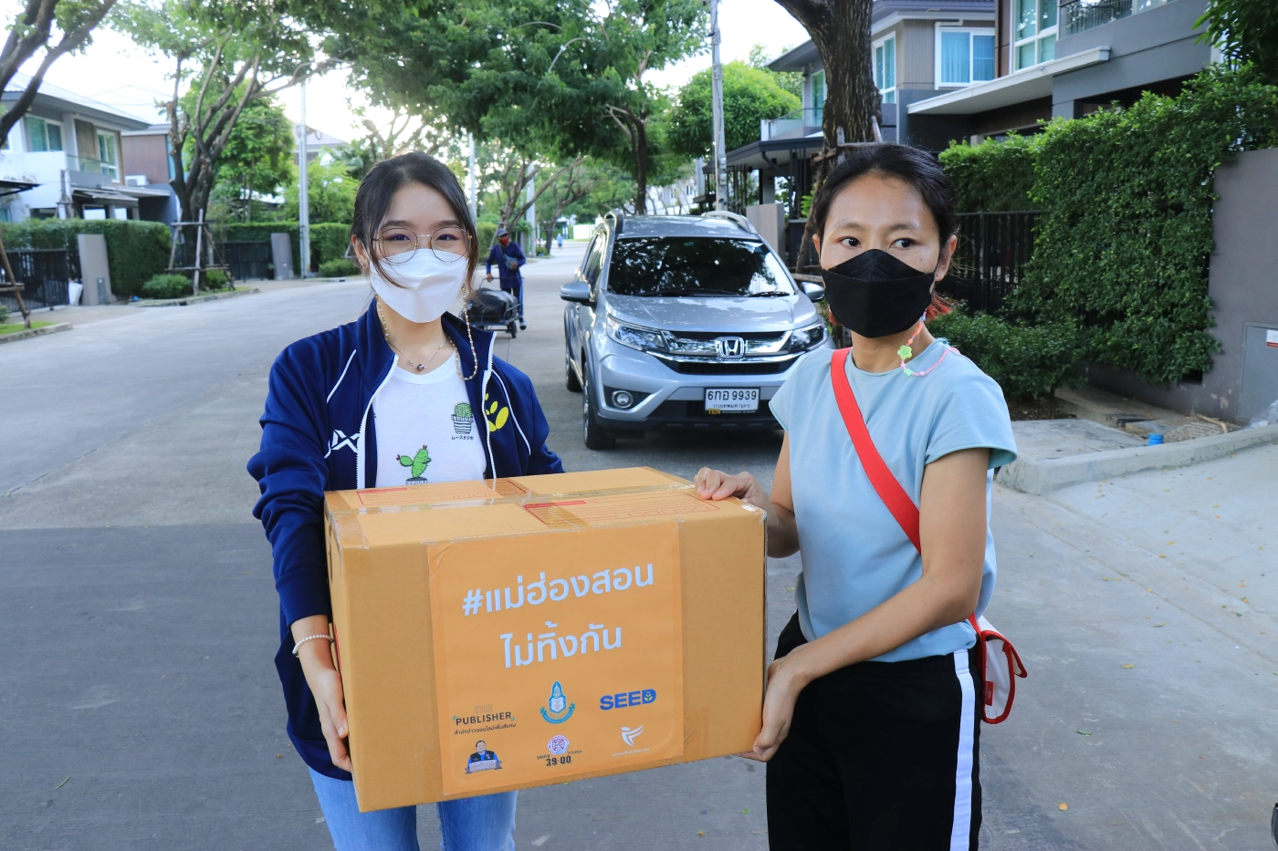 เยาวชนแม่ฮ่องสอนไม่ทิ้งกัน-มอบกล่องยังชีพสู้โควิด
