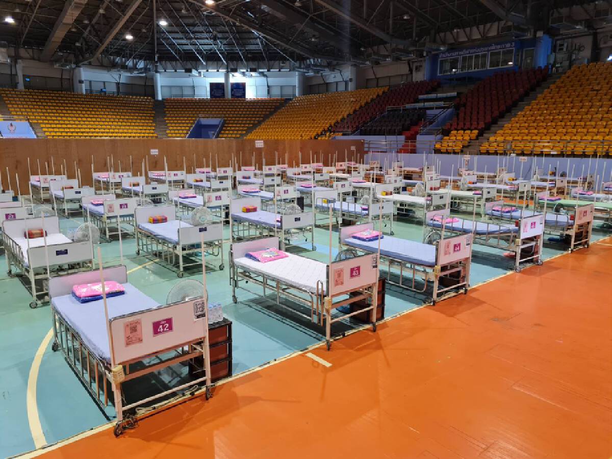 เตรียมอุปกรณ์ เซ็ตระบบ รพ.สนามติดแอร์ ก่อนรับผู้ป่วยโควิดเข้าพักพรุ่งนี้