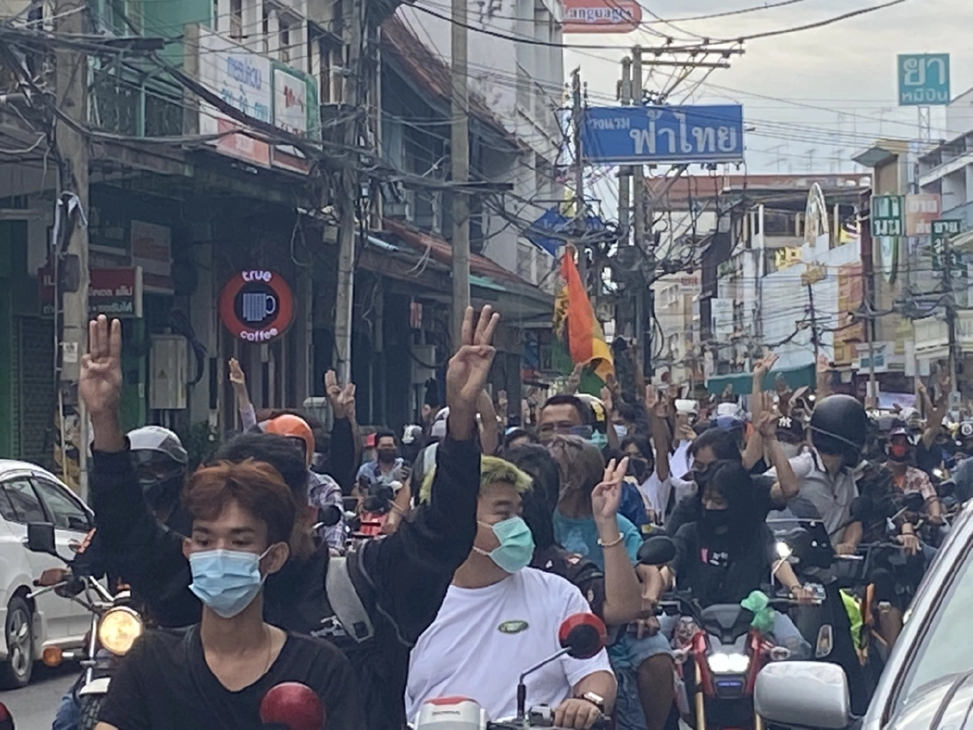 คาร์ม็อบโคราชตั้งขบวนแห่บีบแตรชูสามนิ้วขับไล่รัฐบาล