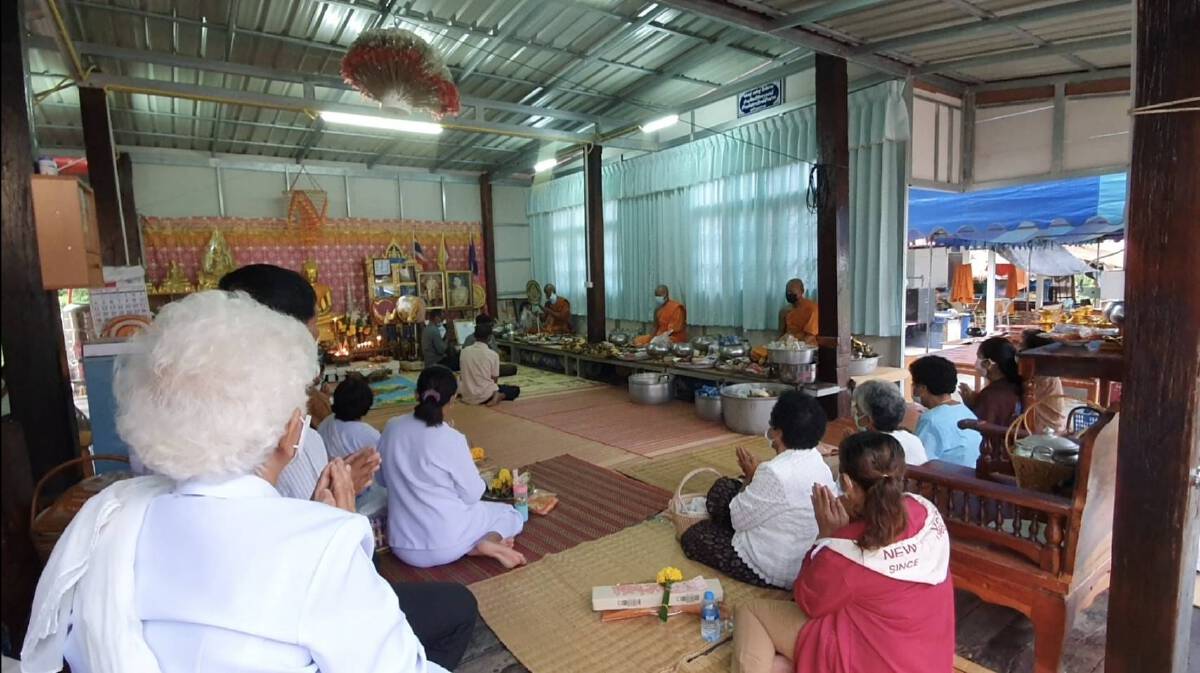 ชาวโคราชตักบาตรอาสาฬหบูชาแบบนิวนอร์มอลขอให้พ้นวิกฤติโควิด19