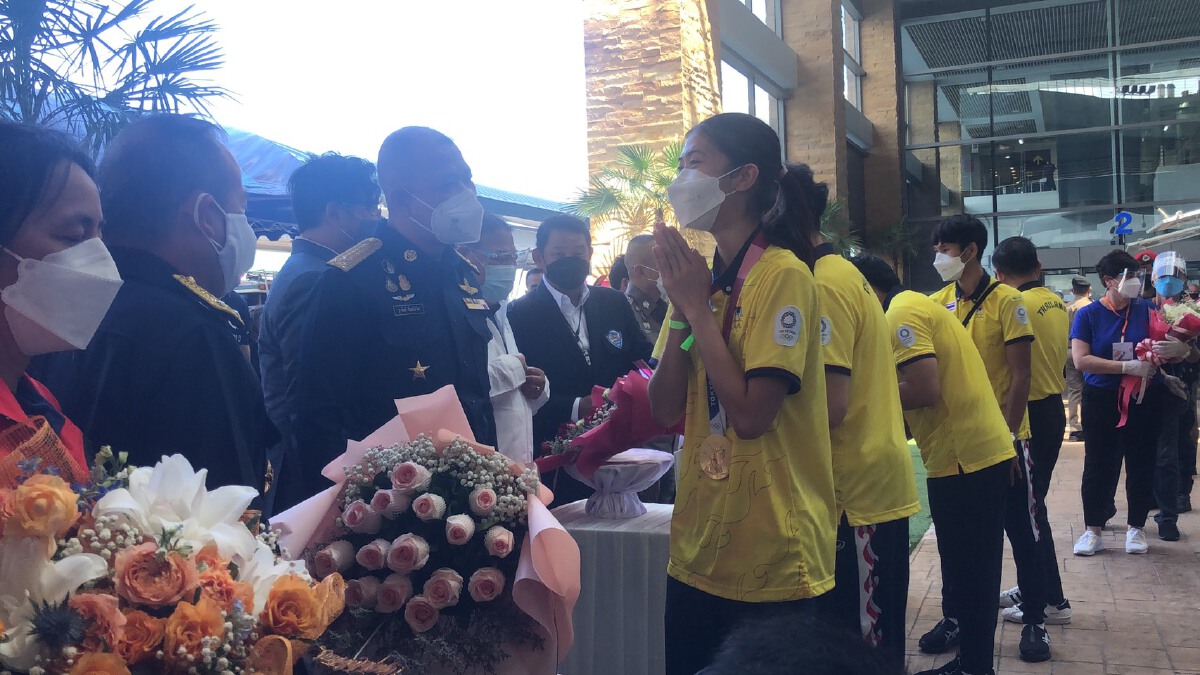 ประมวลภาพ "น้องเทนนิส" หิ้วเหรียญทองโอลิมปิกกลับประเทศไทย