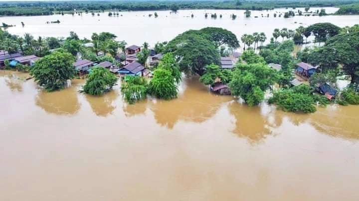 แม่ค้าตลาดริมเมย อ.แม่สอด ขนของหนีน้ำ-ชาวเมียนมาอ่วมหนัก