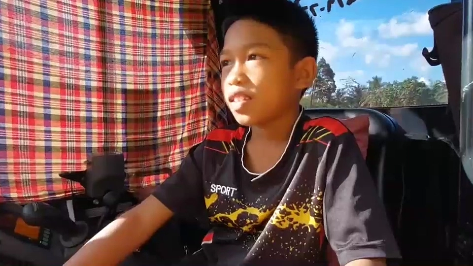 ทึ่ง!!  เด็กชายวัย 11 ขวบโชว์ฝีมือขับแบ็คโฮ หัดขับแค่ 1 เดือน