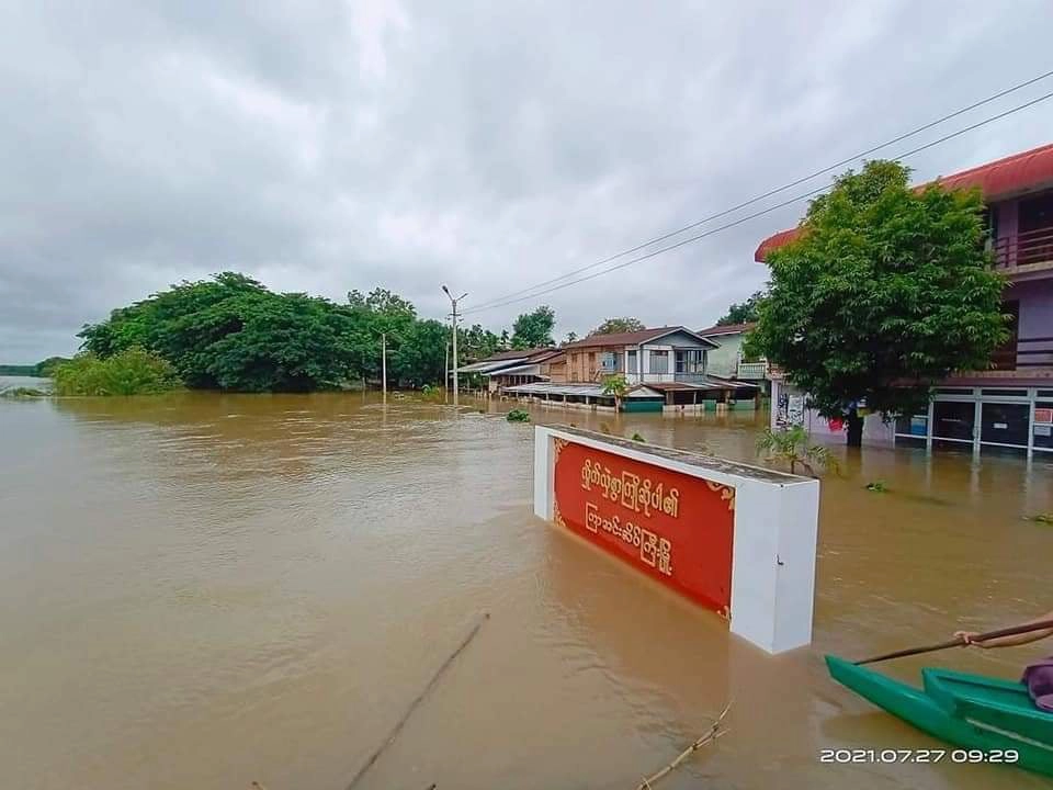 แม่ค้าตลาดริมเมย อ.แม่สอด ขนของหนีน้ำ-ชาวเมียนมาอ่วมหนัก