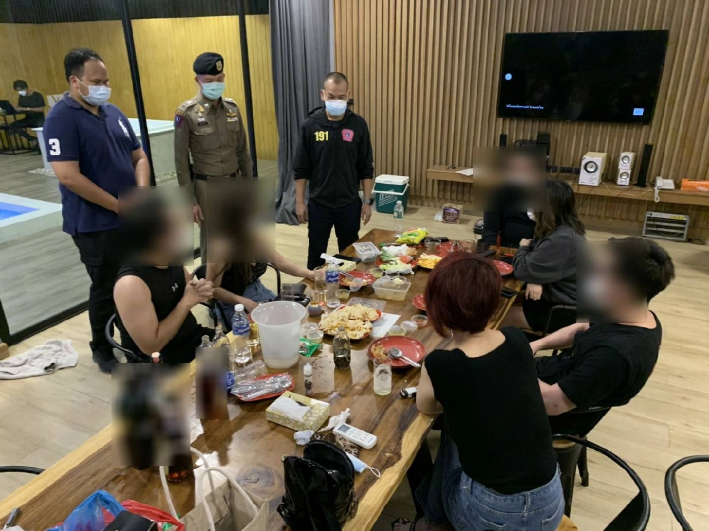 จับปารืตี้มั่วเซ็กซ์ 