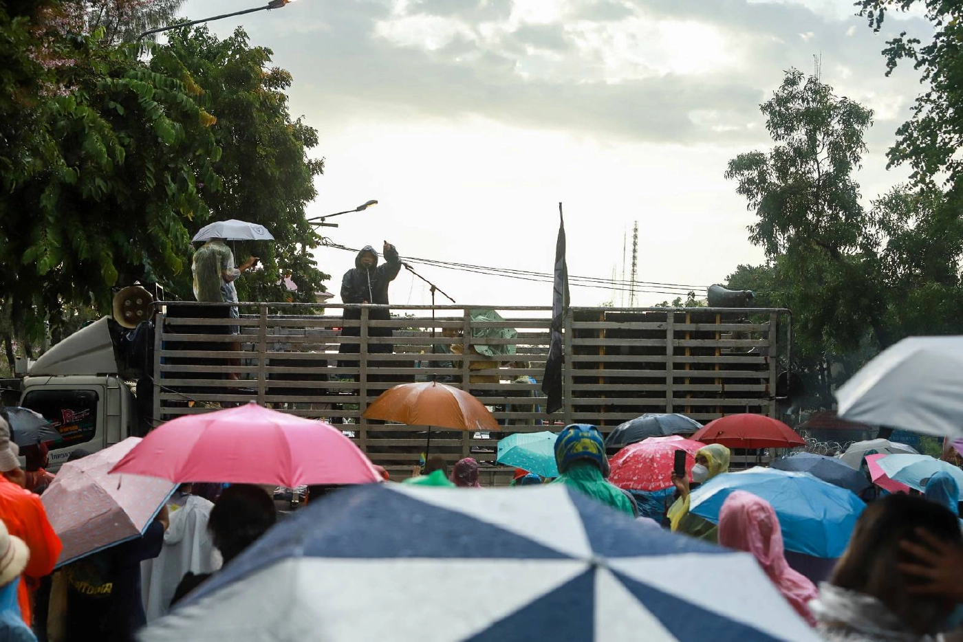 "เพนกวิน" ถล่มแหลก! แจง 12 เหตุผลประชาชนเกลียด"บิ๊กตู่"