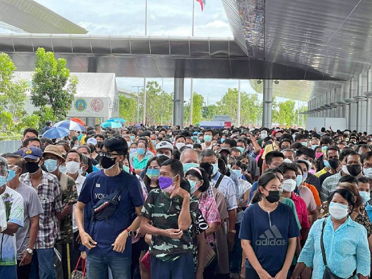 ประชาชนจำนวนมากรอฉีดวัคซีนที่ศูนย์ฉีดวัคซีนกลางสถานีบางซื่อ