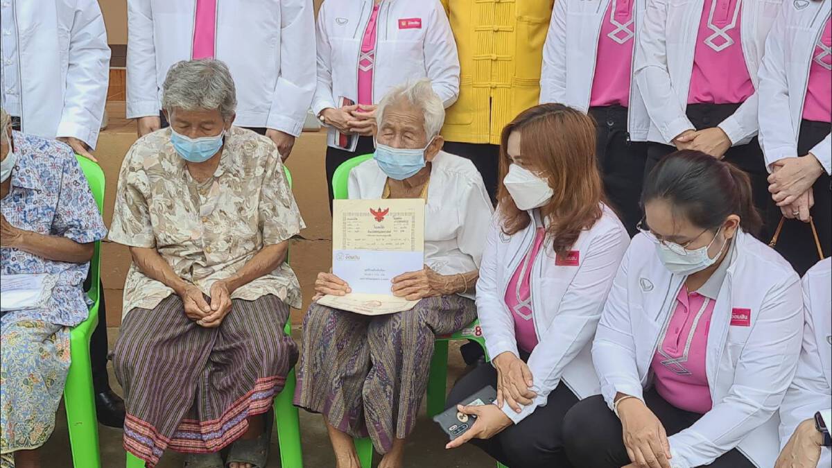 หมดทุกข์หมดโศก! รมว.ยุติธรรมมอบโฉนดให้ 4 คุณยายสุโขทัย