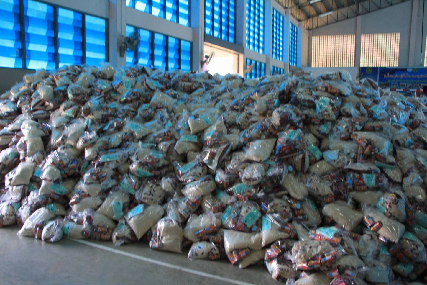 ปชป.ปล่อยคาราวานช่วยคนใต้สู้ภัยโควิด จัด 5 หมื่นถุงยังชีพบรรเทาภาระปชช.