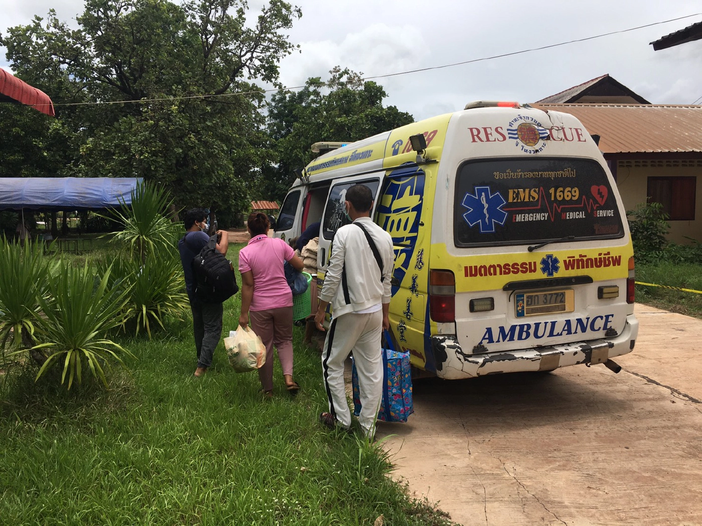 หน่วยกู้ภัยเมตตาธรรมปล่อยคาราวานรับผู้ป่วยโควิดพาคนอีสานกลับบ้าน