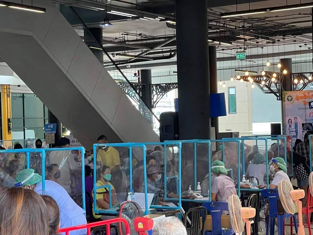 คนสมุทรสาครเเห่ฉีดวัคซีนฉุกเฉิน หลังติดเชื้อใหม่ใกลัทะลุ 1 พัน 