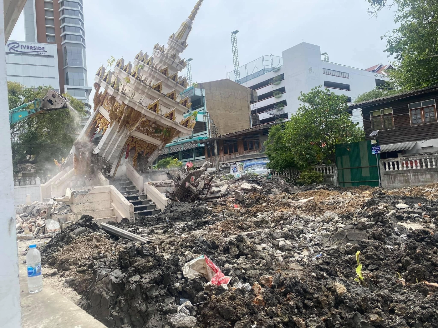 เมรุวัดบางน้ำชนที่เสียหายจากการเผาศพต่อเนื่อง