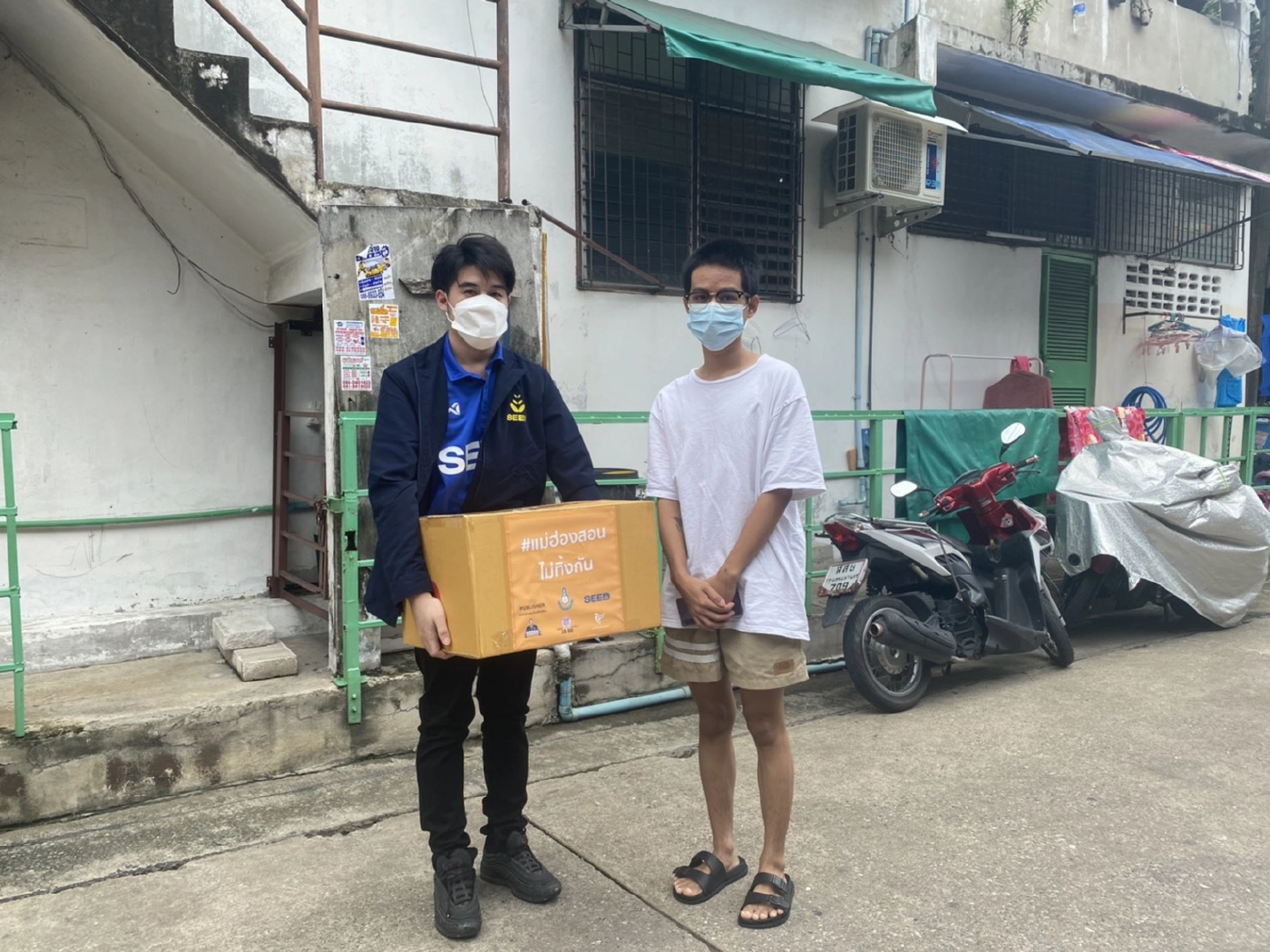 เยาวชนแม่ฮ่องสอนไม่ทิ้งกัน-มอบกล่องยังชีพสู้โควิด