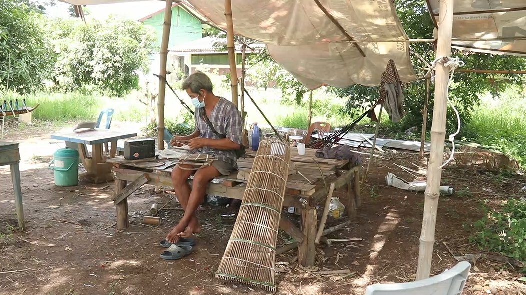 ผู้สูงอายุอยู่กับบ้าน"สานลอบจับปลา"สร้างรายได้ช่วงโควิด