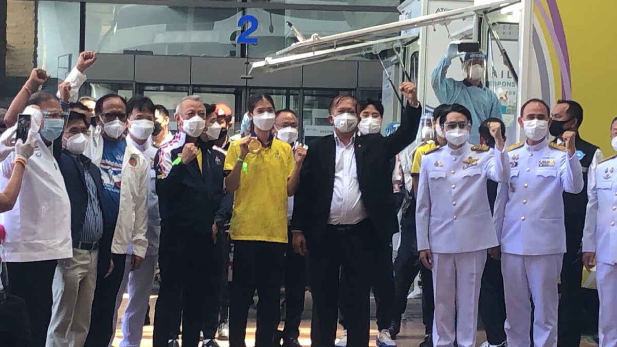 ประมวลภาพ "น้องเทนนิส" หิ้วเหรียญทองโอลิมปิกกลับประเทศไทย