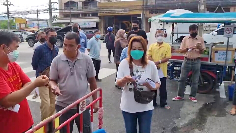 ปชช.สงขลาแห่ลงทะเบียนประกันสังคม ม.40 รับเงินเยียวยาพื้นที่ล็อคดาวน์