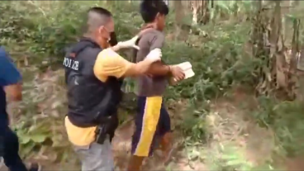 บุกจับ 2 หนุ่มค้ายาบ้า ตกใจ!!วิ่งหลบหนี ตร.ตามจับกันวุ่น สุดท้ายไม่รอด
