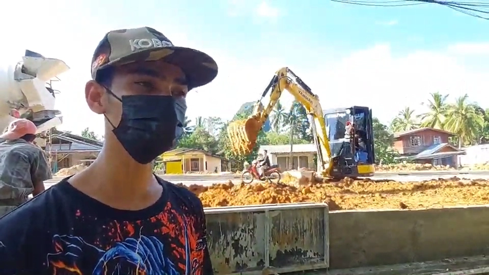 ทึ่ง!!  เด็กชายวัย 11 ขวบโชว์ฝีมือขับแบ็คโฮ หัดขับแค่ 1 เดือน