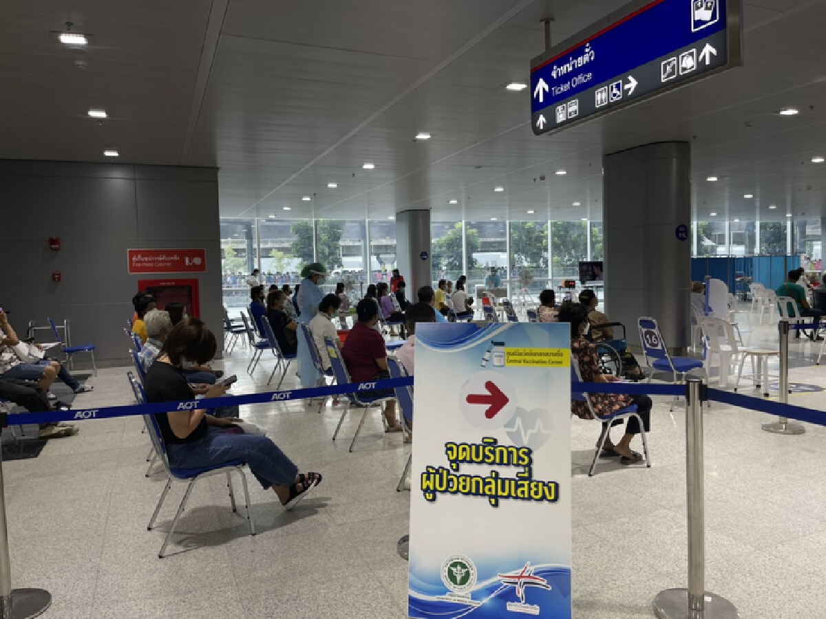 บรรยากาศผู้มารอฉีดวัคซีนที่สถานีกลางบางซื่อ