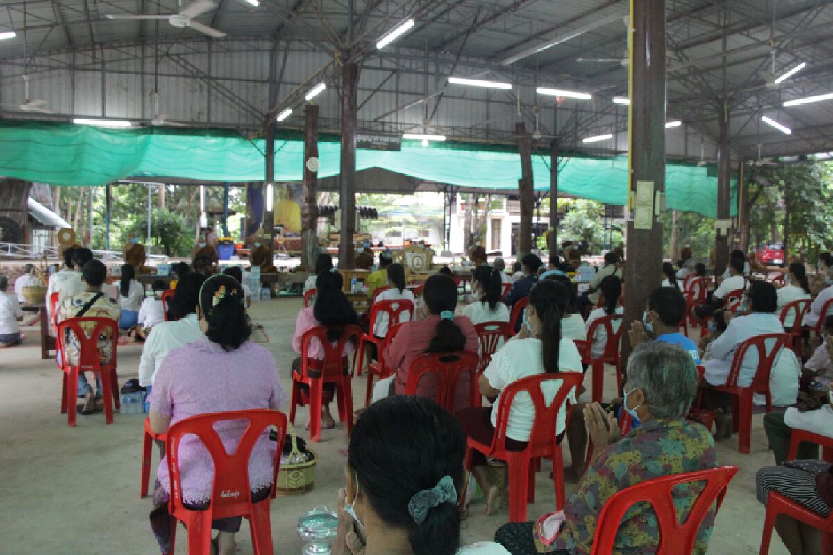 พุทธศาสนิกชนร่วมทำบุญตักบาตรเข้าพรรษาแบบนิวนอร์มอล