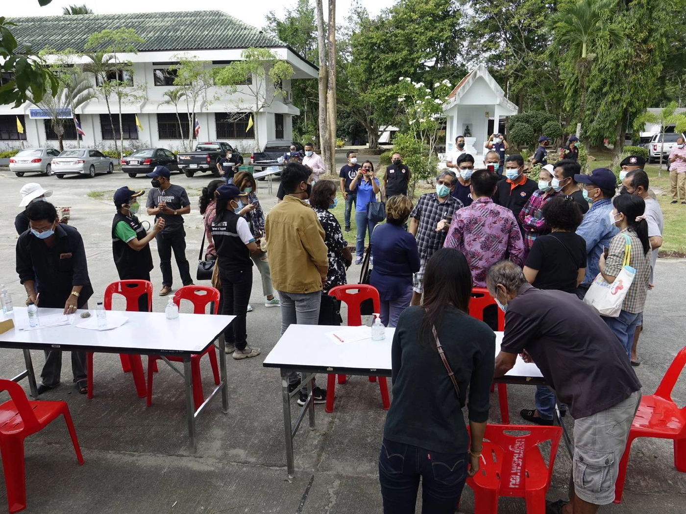 ชาวสวนเมืองคอนรวมตัวแต่งดำยื่นผู้ว่าฯ แก้ปัญหาราคามังคุดตกต่ำ