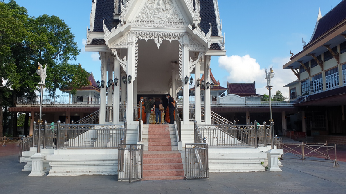 ญาติเก็บเถ้าอัฐิลูกชายอดีตรองผู้ว่าฯนครนายกดับตามพ่อแม่ติดเชื้อโควิด19