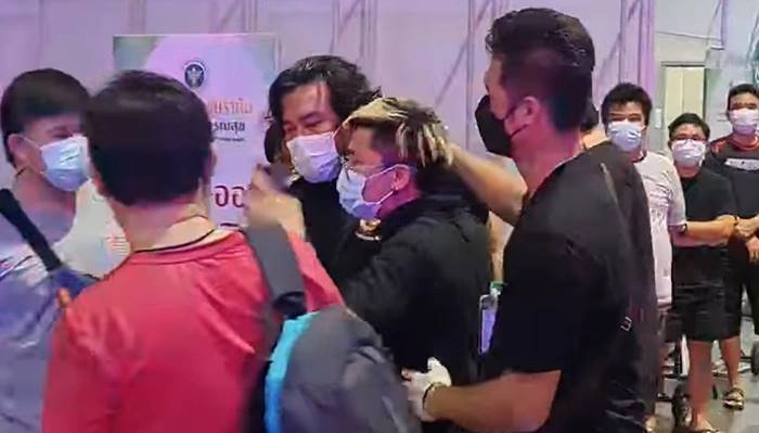 เจ้าหน้าที่อาสากอดอำลา บังซัน 