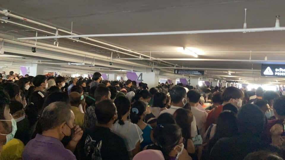 คนรอคิวฉีดวัคซีนแน่น หวั่นเกิดคลัสเตอร์ห้างดังนนทบุรี