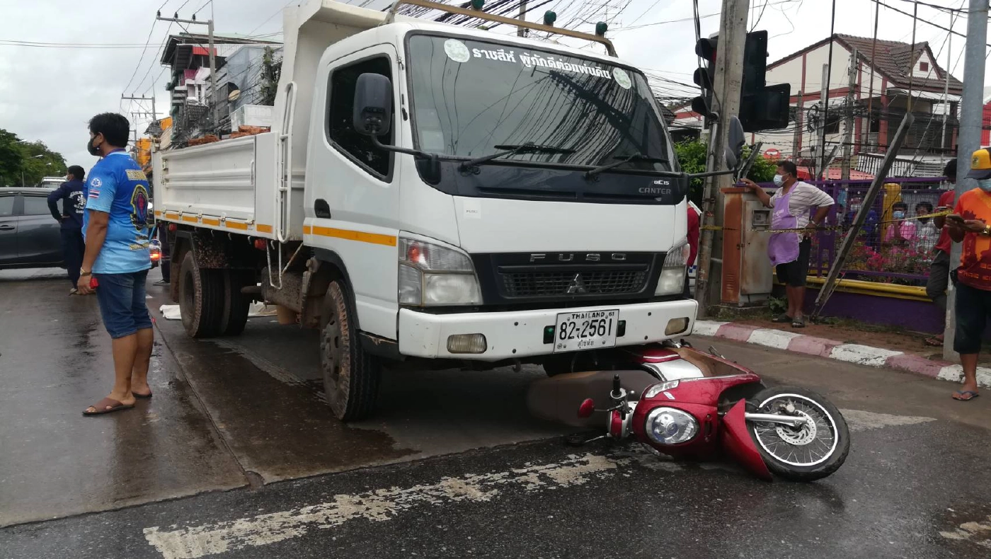 รถบรรทุกดินชน"จยย."ทับร่างนศ.สาวดับ กลางสี่แยกไฟแดง