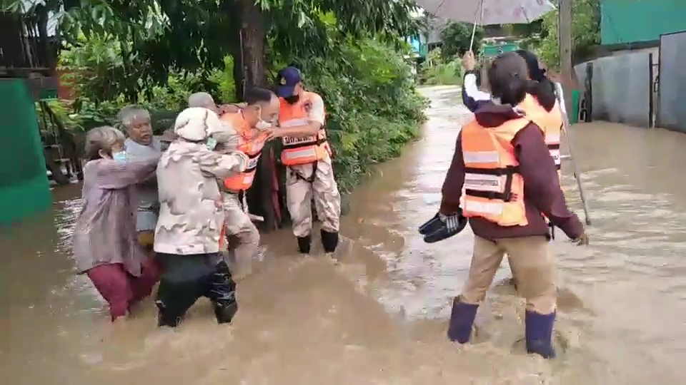ฝนกระหน่ำทั้งคืนชาวแม่ระมาดอพยพผู้สูงอายุหนีน้ำป่าทะลัก
