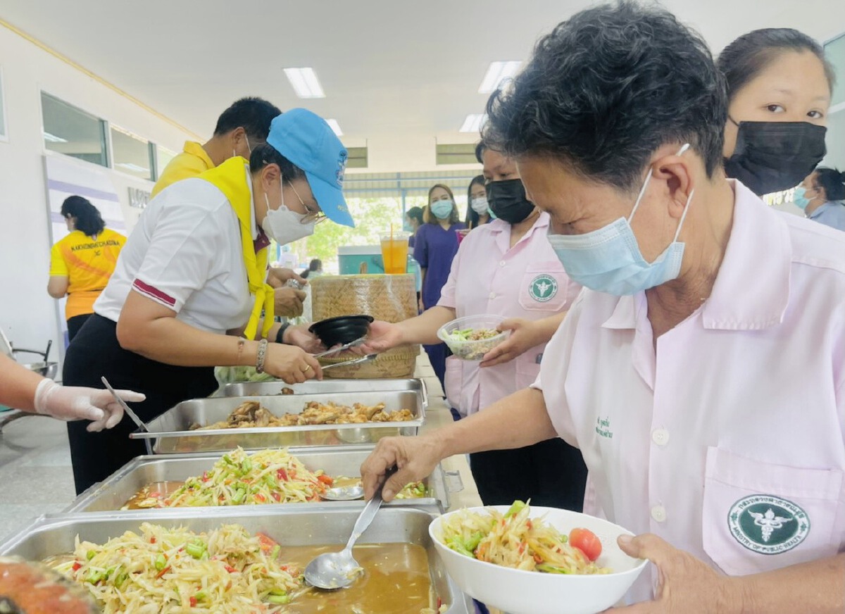 ตำรวจวังน้ำเขียวจัดเมนูอีสาน เลี้ยง หมอและพยาบาล เติมใจสู้โควิด