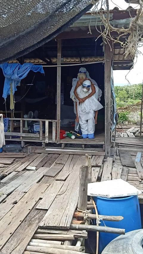 จนท.แบกคุณยายป่วยโควิดไปรักษา 