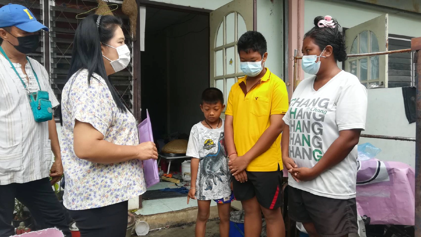 ครูใจดีช่วยเด็กนักเรียนไร้มือถือนำโน้ตบุ๊คมาให้ใช้เรียนออนไลน์