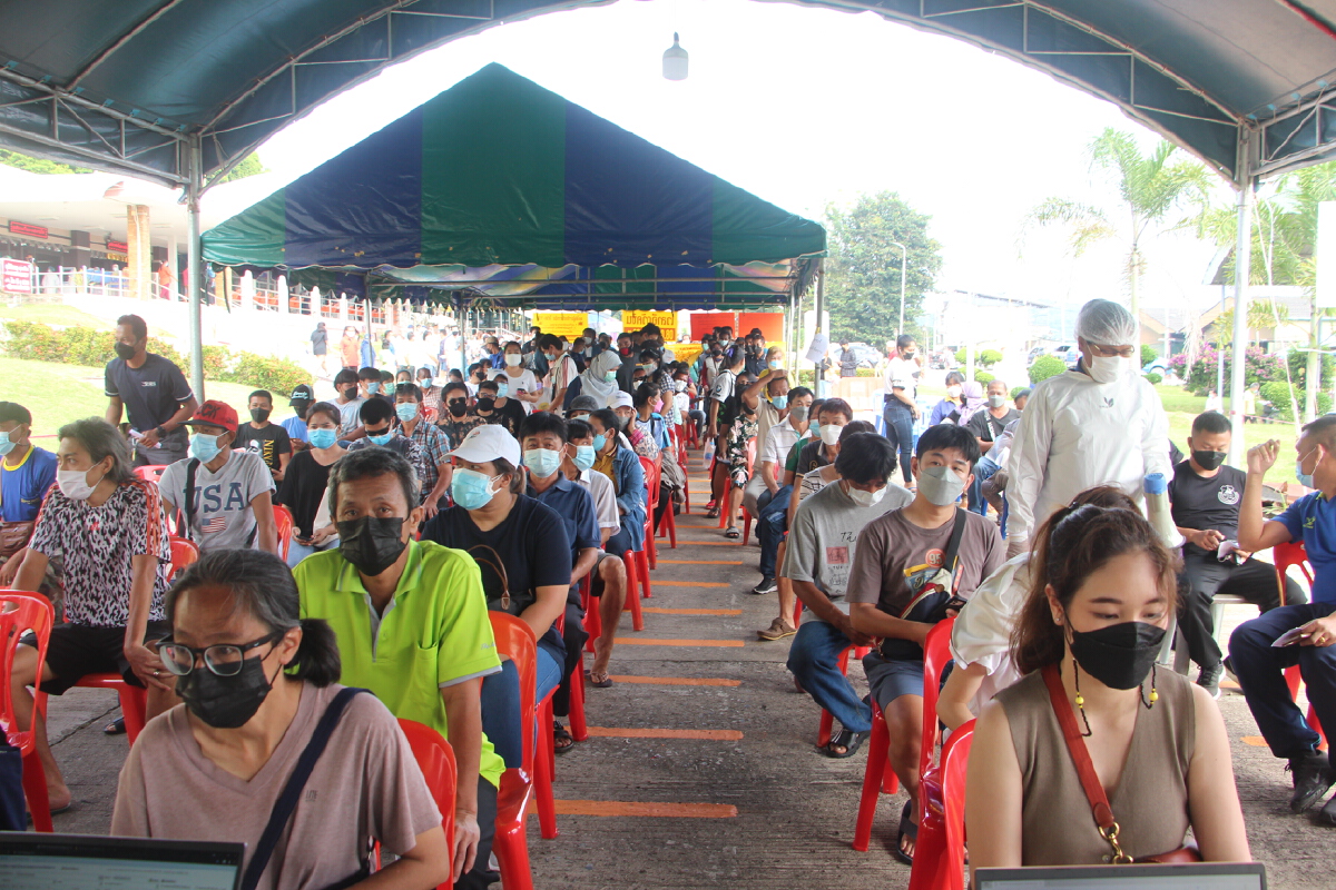 คนแน่นเสี่ยงติดเชื้อ วันแรกเปิด Walk in ให้ชาวเบตงฉีดวัคซีน