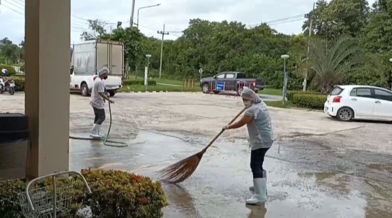 พนง.เดลิเวอรี่ฟาร์มมาร์ท มทส.โคราช ติดโควิดกักตัวกลุ่มเสี่ยงสูง 21 ราย