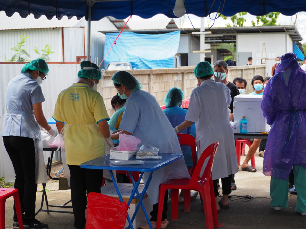 ตรวจเชิงรุกรอบ 2 แคมป์คนงานหนองแฝก อ.สารภี หลังยอดติดเชื้อรวมพุ่ง 4 ราย