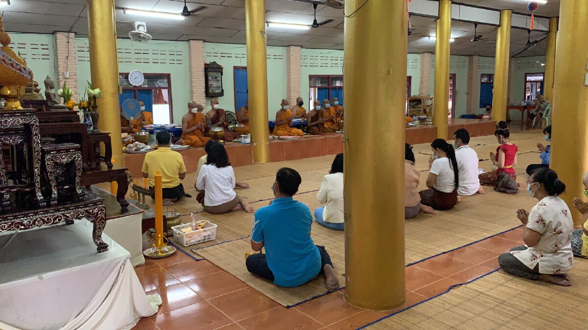 ปชช.แห่ทำบุญวันอาสาฬหบูชาท่ามกลางสายฝน พร้อมปฏิบัติตามมาตรการโควิด