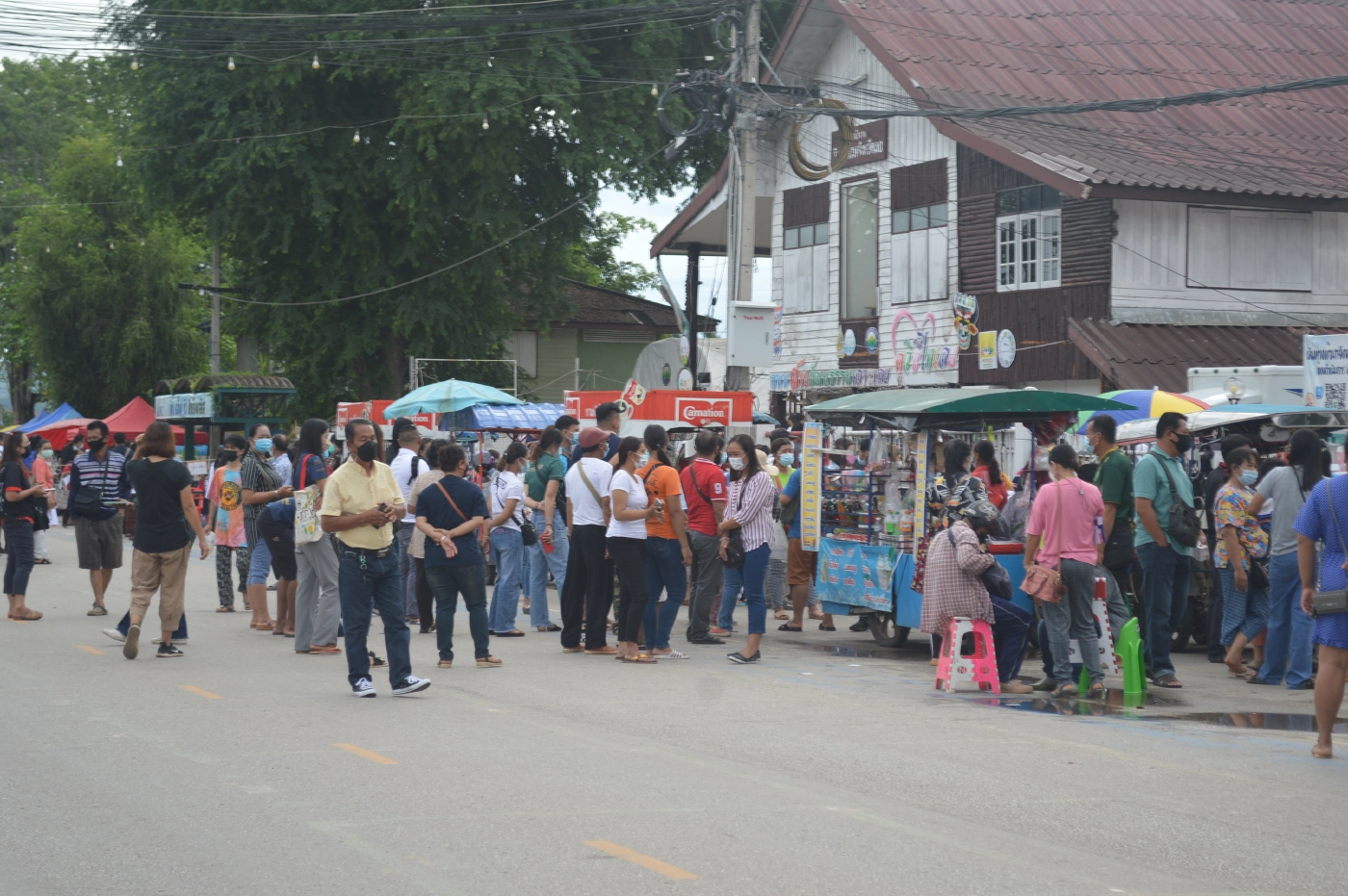 ผู้ค้าหวยรายย่อยแห่รับสลากฯที่ทำการไปรษณีย์ บางรายครวญเลือกปฏิบัติ