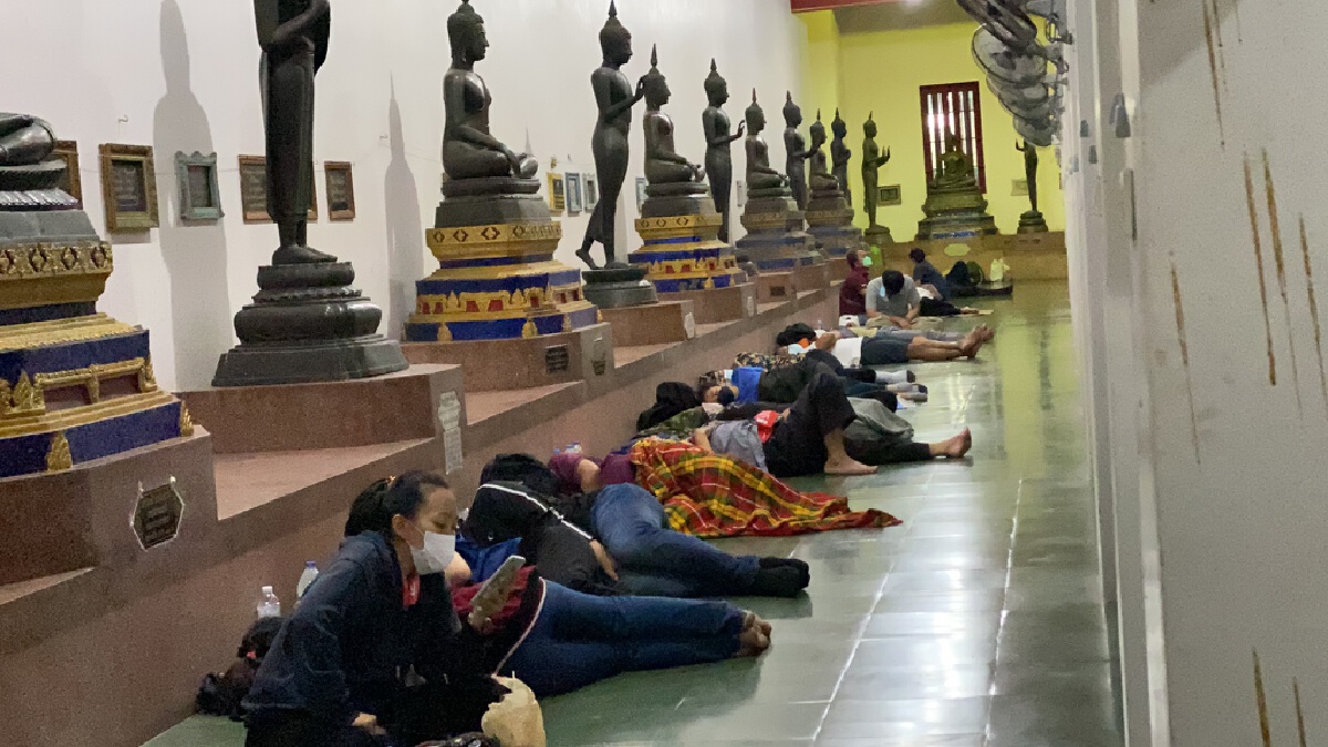 วัดพระศรีมหาธาตุฯ เปิดโบสถ์ให้ชาวบ้านกลุ่มเสี่ยงนอนรอตรวจโควิดฟรี