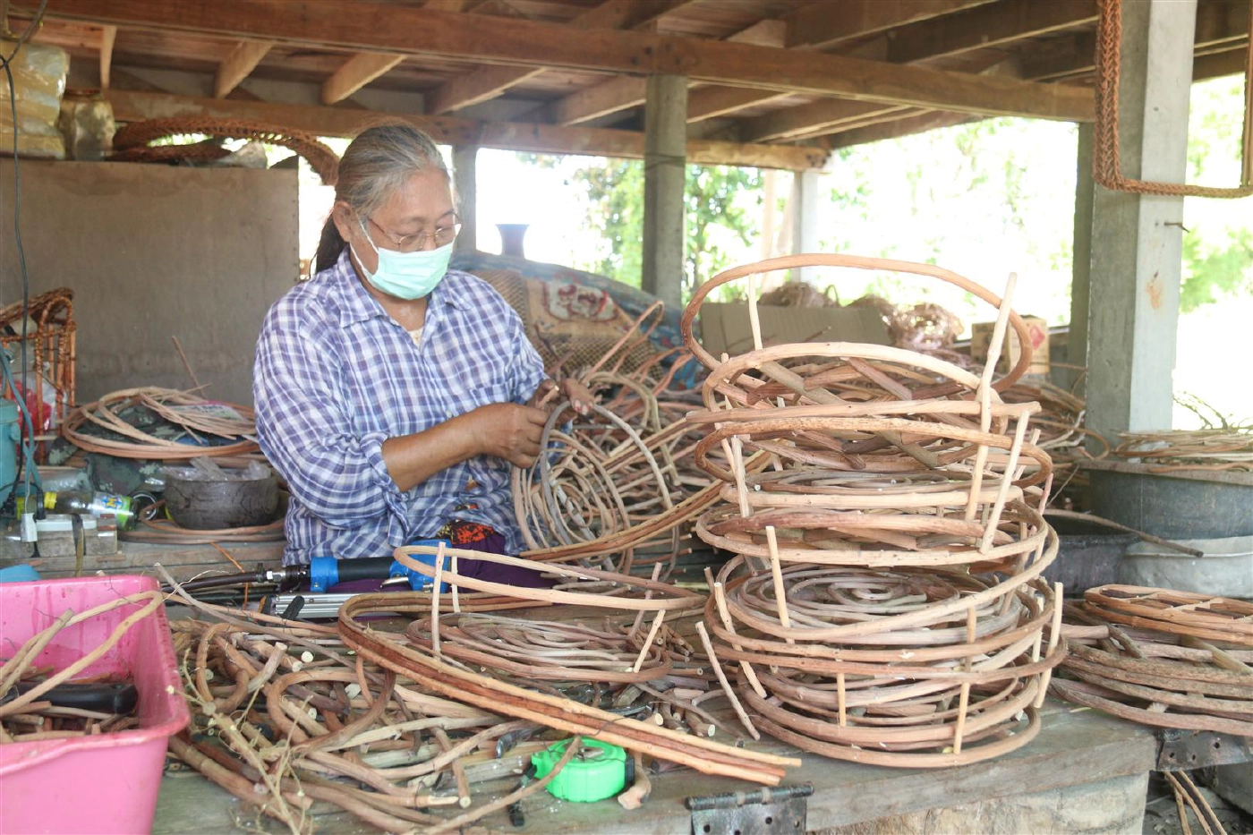 กลุ่มแม่บ้านสตรีทำตะกร้าจาก“เถาวัลย์”-สร้างรายได้จากวัชพืชไร้ค่า