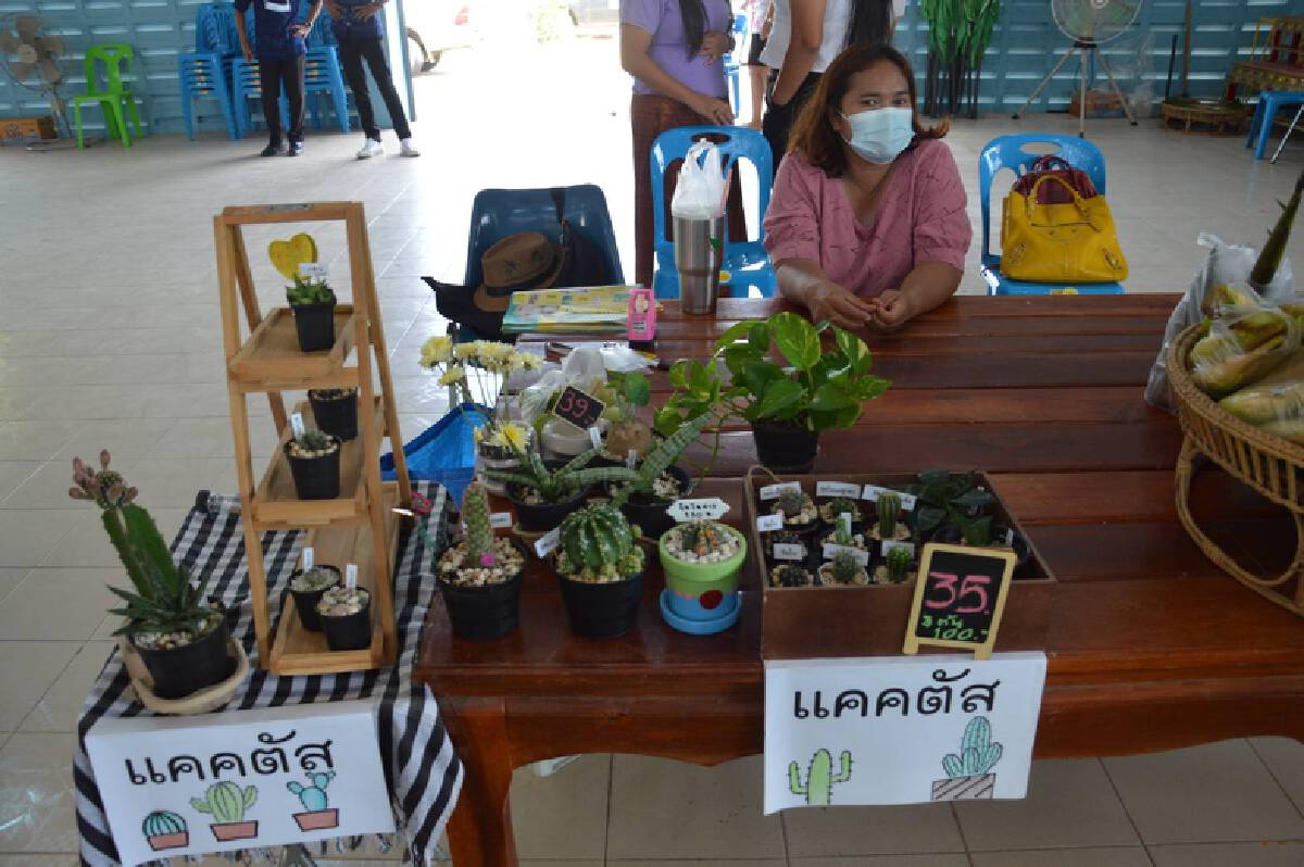 เปิดหอประชุมเป็นตลาดให้เกษตรกรวางแผงหลังได้รับผลกระทบจากพิษโควิด-19