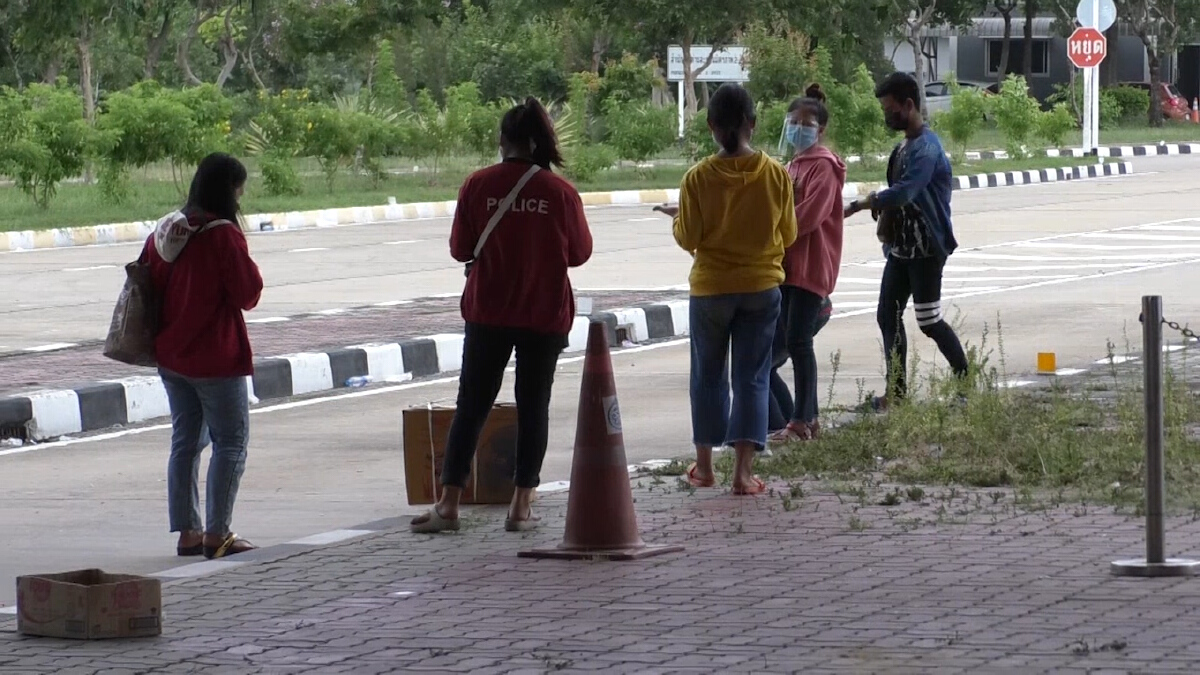 ชาวลาวแห่กลับบ้าน ตม.ตรวจเข้ม พ่นน้ำยาฆ่าเชื้อกระเป๋าสัมภาระก่อนข้ามฟาก