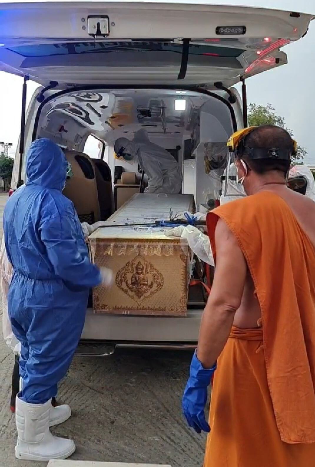 แห่ชื่นชมพระสวมชุด PPE ช่วยแบกโลงศพผู้เสียชีวิตจากโควิดหนัก 180 กิโลฯ