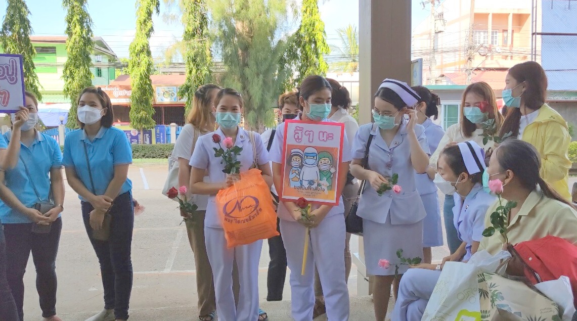 รพ.น่านส่ง"นักรบชุดขาว"เสริมทัพ รพ.บุษราคัม รับมือโควิด