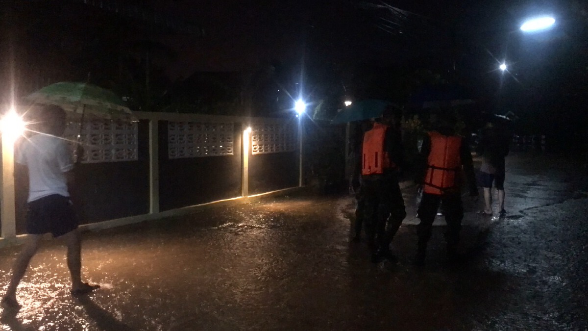 ฝนกระหน่ำหนักทำน้ำท่วมขังหลายหมู่บ้านในอำเภอแม่สอด