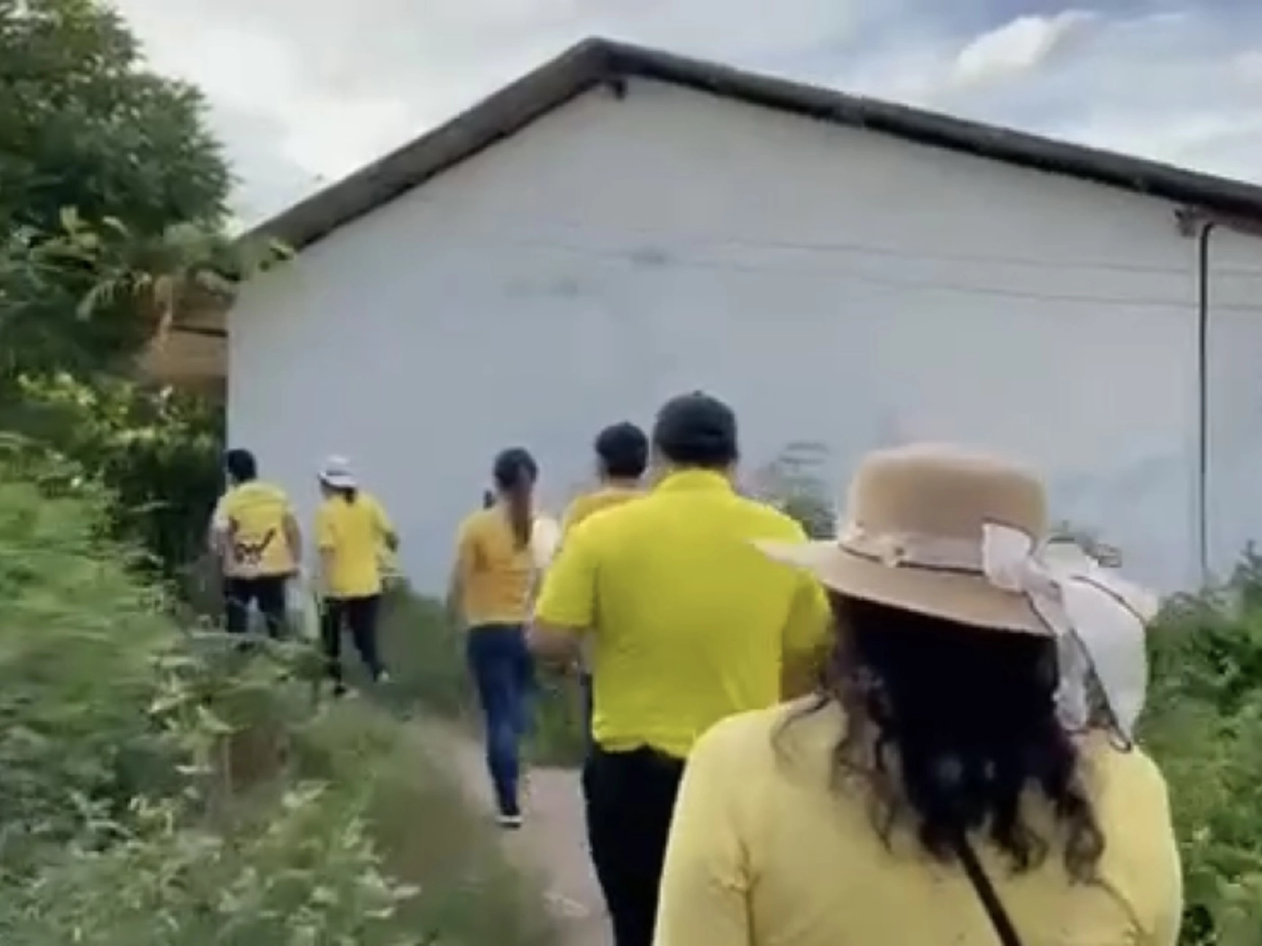 “ส.ส.ศาสตรา” เคาะประตูบ้านแจกข้าวสารชาวหาดใหญ่ 40,000 ถุง