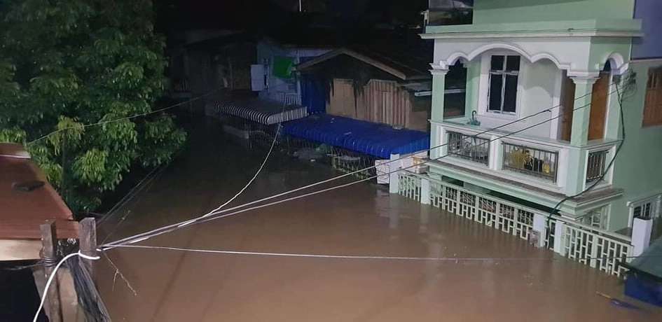 แม่ค้าตลาดริมเมย อ.แม่สอด ขนของหนีน้ำ-ชาวเมียนมาอ่วมหนัก