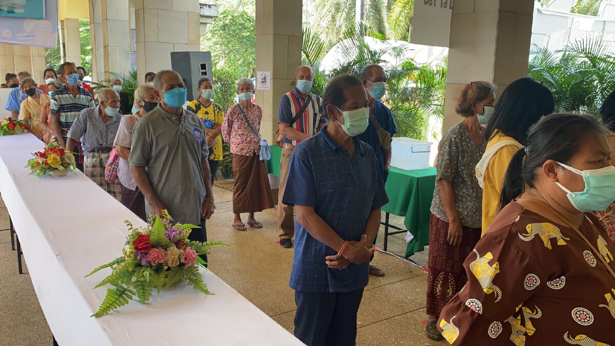 ประชาชนศรีสะเกษปลาบปลื้มได้ฉีดวัคซีนพระราชทาน
