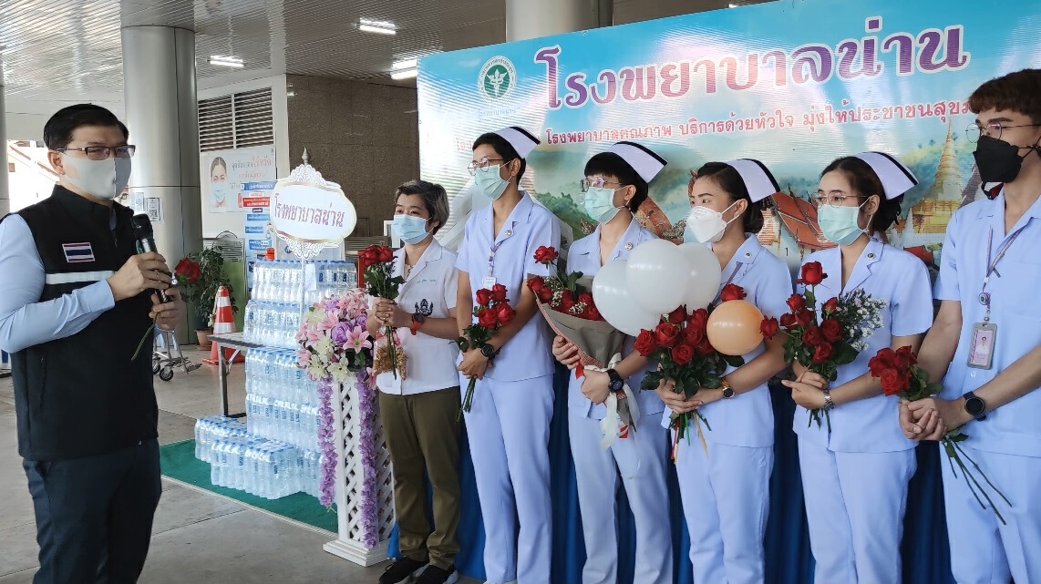 รพ.น่านส่ง"นักรบชุดขาว"เสริมทัพ รพ.บุษราคัม รับมือโควิด