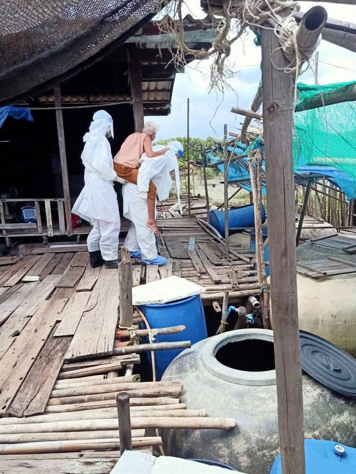 จนท.แบกคุณยายป่วยโควิดไปรักษา 